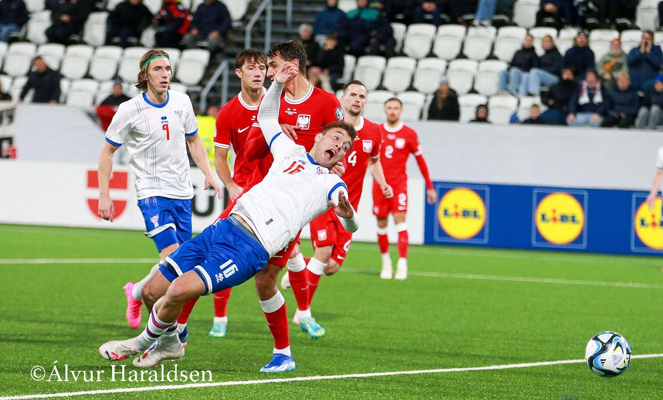 Gunnar Vatnhamar fer um koll, og føroyingarnir vildu hava dómaran at bríksla fyri brotssparki, men niðurlendski dómarin tagdi